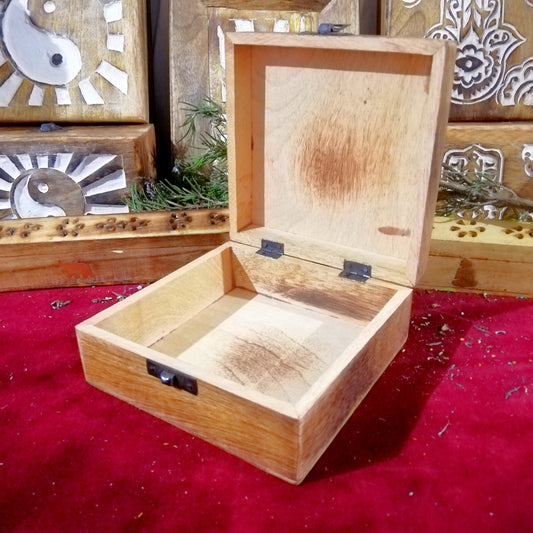 Caja Madera Tallada Mano de Fátima Mediana