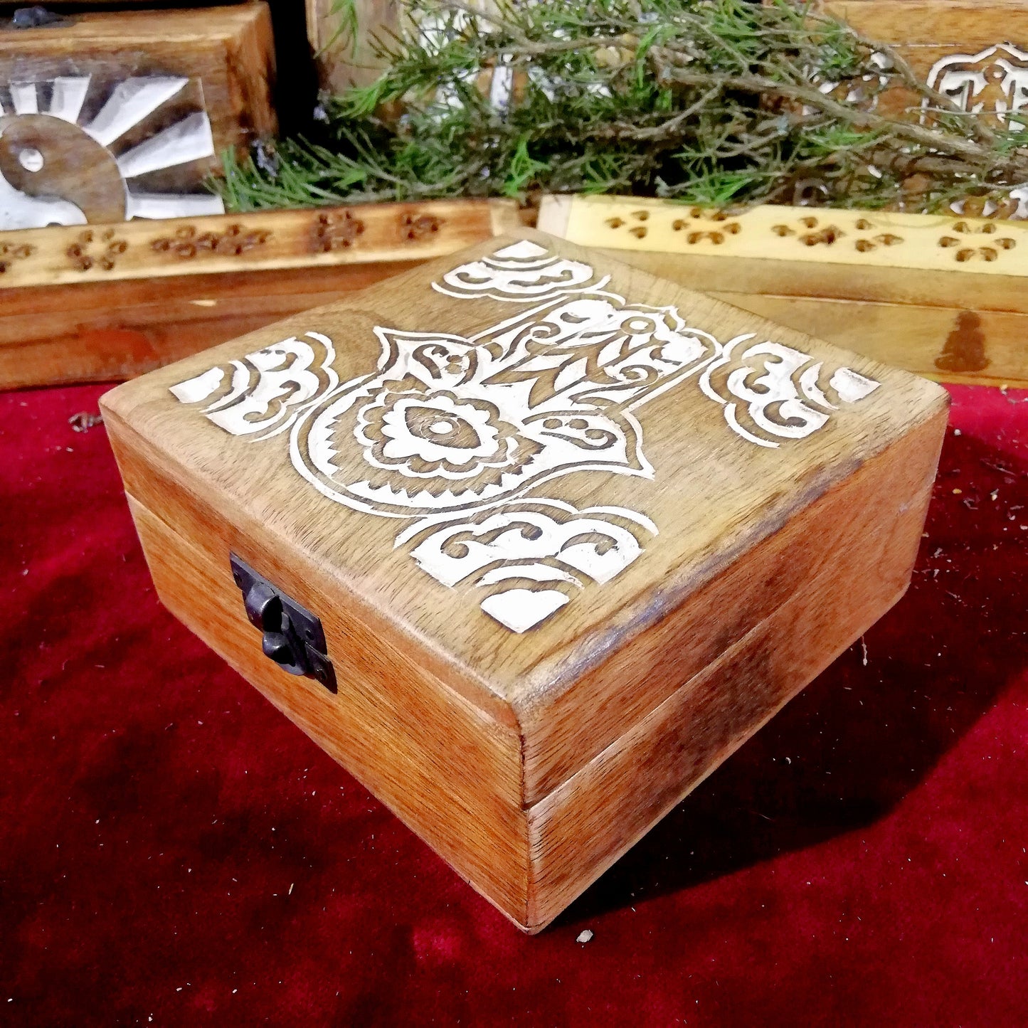 Caja Madera Tallada Mano de Fátima Mediana