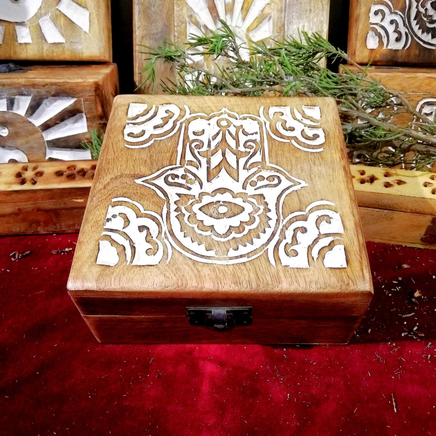 Caja Madera Tallada Mano de Fátima Mediana