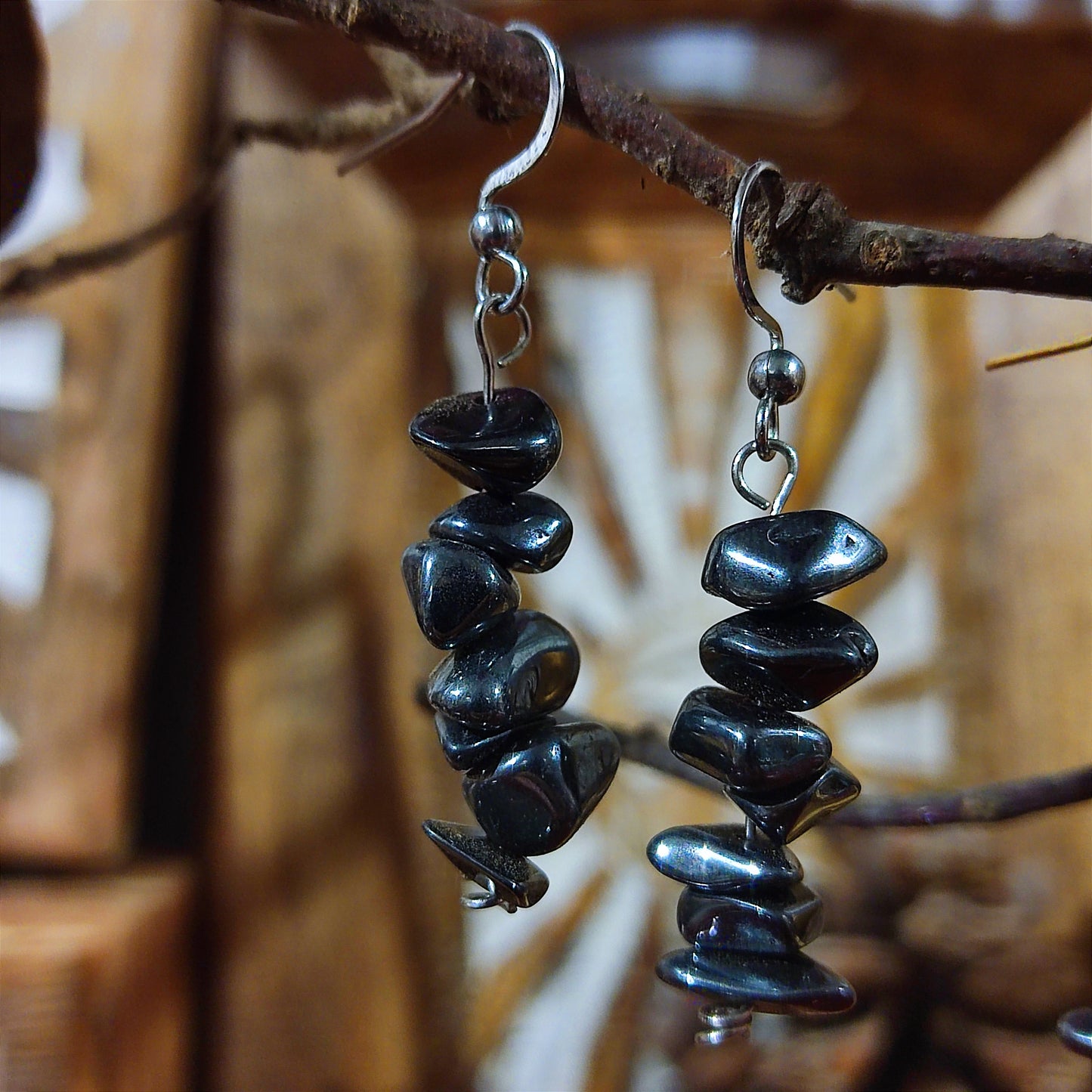 Pendientes Hematite – Protección, Conexión a Tierra y Energía