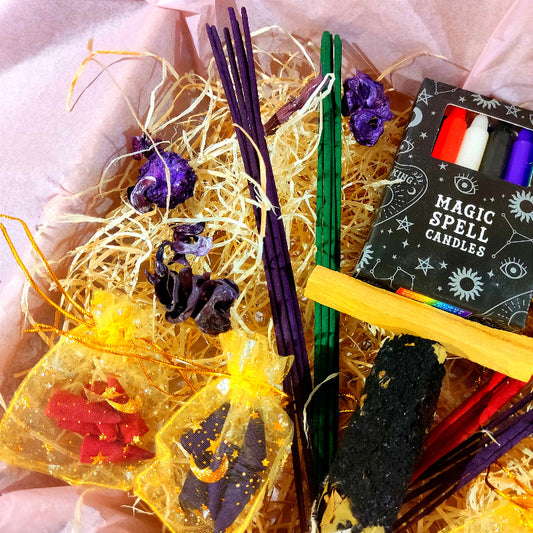 Kit ritual Pequeña Bruja Con inciensos, velas mágicas y palo santo. Para adivinación, protección y energía espiritual. Ideal para rituales y prácticas brujiles.
