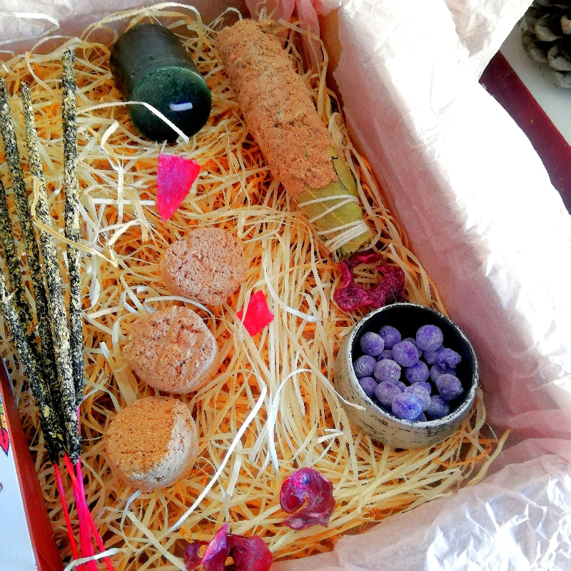 Kit de inciensos para purificar espacios, eliminar energías negativas y renovar la vibración de tu hogar o tu altar de manera efectiva y sencilla.