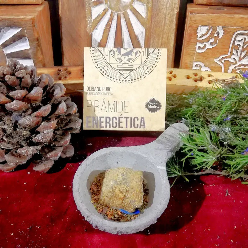 El Incienso Natural posee propiedades casi universales que actúan de manera integral tanto en el mundo físico como en el espiritual. Elaborado a base de resinas, maderas y hierbas recolectadas de la tierra, su fragancia es un puente directo hacia el bienestar. Es el aliado definitivo y esencial para cualquier hogar, ideal para resetear la vibración, limpiar el entorno de pesadez y envolver tus estancias en un aroma puro y sumamente reconfortante