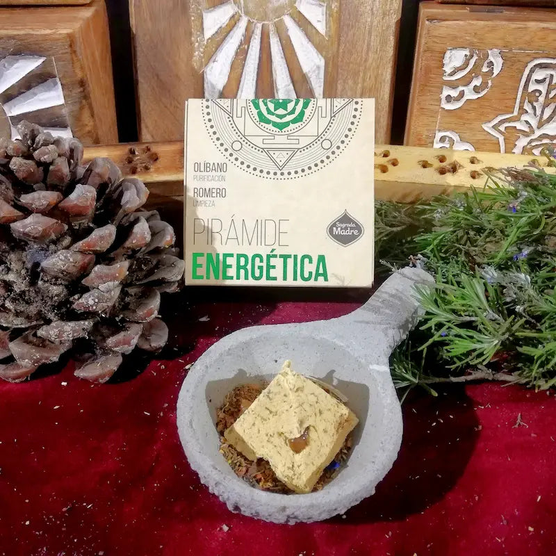 El aroma de Romero es pura frescura, protección y vitalidad para tu mente y tus espacios. Con sus notas herbales, intensas y sumamente distintivas, esta planta sagrada actúa como un potente despertador para el cerebro y un escudo purificador para el hogar. Es la esencia ideal si buscas despejar la pesadez mental, renovar el aire de tu rincón favorito y elevar la vibración hacia un estado de paz absoluta.