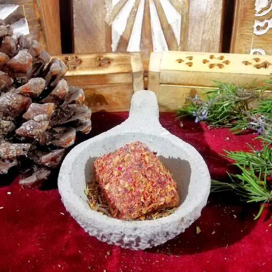 El aroma de Rosa es la máxima expresión de la alta vibración, la belleza y la apertura del corazón. Su fragancia floral, dulce y deliciosamente penetrante actúa de inmediato sobre el alma, disipando la melancolía y el cansancio emocional. Es la esencia perfecta para envolver tu hogar en una atmósfera de pura luz, donde el amor propio y la armonía fluyen de manera natural.