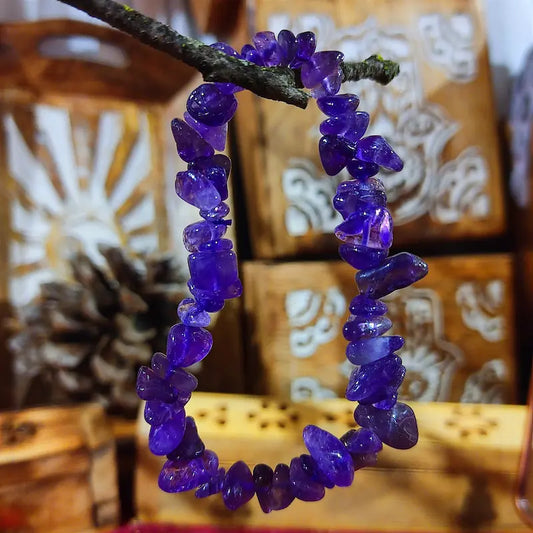 Encuentra la paz interior con la Amatista Natural. Conocida como la piedra de la armonía y vinculada al sexto chakra, ayuda a calmar los pensamientos, propicia la conexión intuitiva, favorece el buen dormir y aporta entereza ante el estrés.