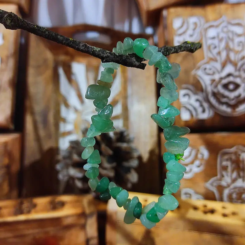 Manifiesta tus metas con la Aventurina Verde Natural. Con su característico brillo verde y su energía armonizadora, es el símbolo perfecto de crecimiento y éxito, ideal para encontrar estabilidad emocional y seguir tus sueños con confianza.