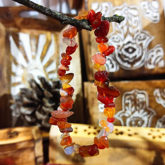 Despierta tu potencial con la Carneola Natural. Con su vibrante color naranja y su brillo radiante, simboliza el empoderamiento y la acción, ayudando a equilibrar los primeros chakras, superar miedos y aportar una renovada vitalidad.