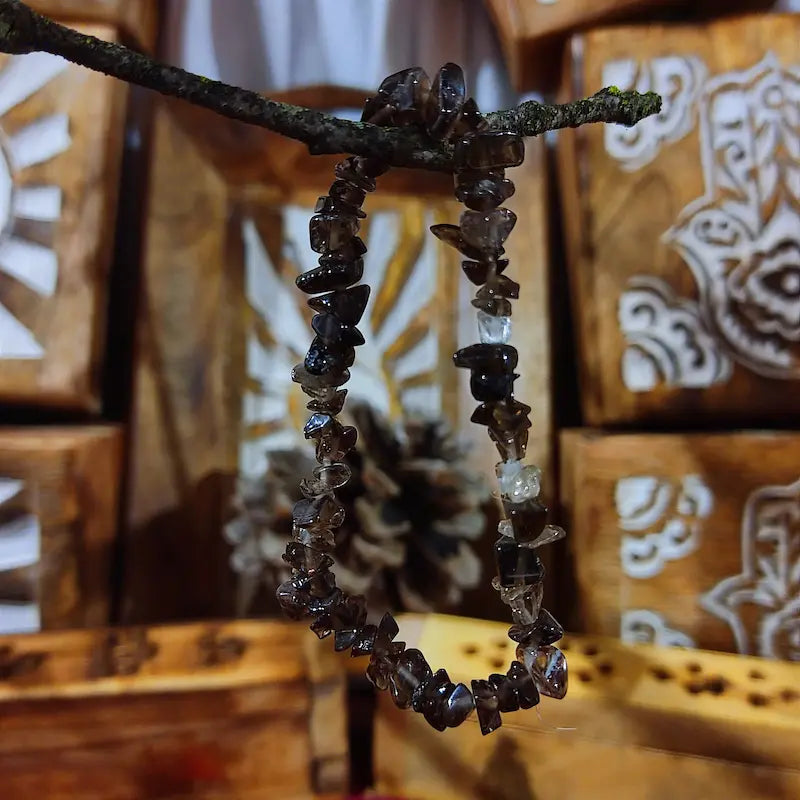 Encuentra tu refugio de paz con el Cuarzo Ahumado Natural. Con sus matices ahumados y su vibración protectora, es el símbolo definitivo de arraigo y fortaleza, diseñado para actuar como un escudo frente al estrés y devolverte la estabilidad emocional.