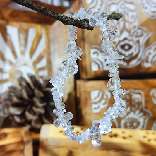 Eleva tu vibración con el Cuarzo Cristal Natural. Reconocido como el maestro sanador, amplifica la energía, aporta claridad mental y potencia las propiedades de otros minerales, siendo la gema esencial para cualquier práctica holística.