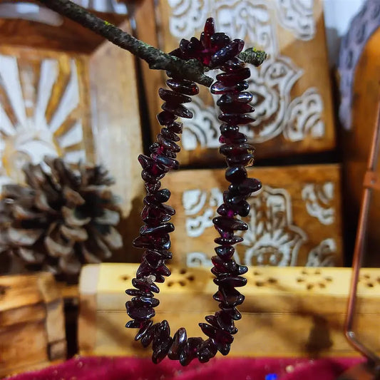 Despierta tu fuerza interior con el Granate Natural. Con su profundo color rojo y su brillo intenso, es el símbolo definitivo de empoderamiento, diseñado para aportar seguridad, potenciar la líbido y consolidar el éxito en tus metas y negocios.
