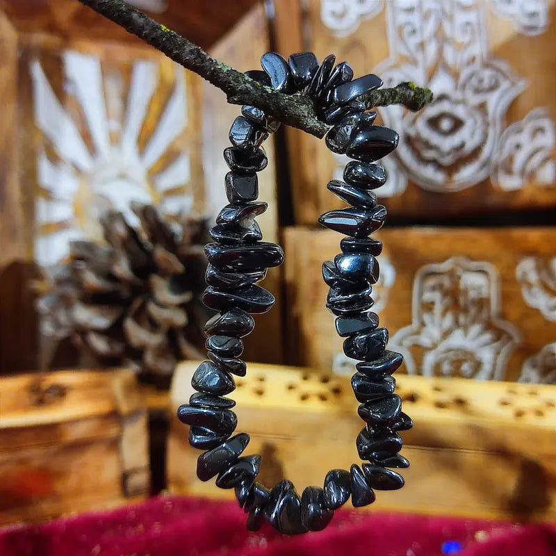 Descubre el poder del Hematites Natural. Reconocida como una potente piedra de asentamiento, es el talismán definitivo para proteger tu campo energético, potenciar tu fuerza de voluntad y devolver el equilibrio a través del enraizamiento.