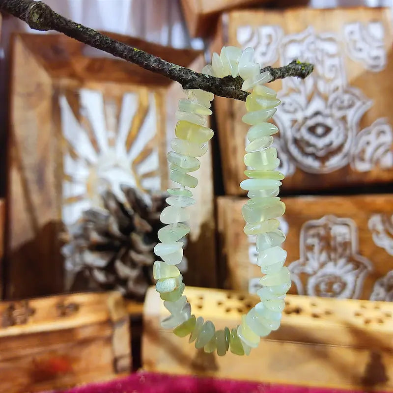 Descubre la magia de el Jade Natural. Apreciado por terapeutas como piedra medicina, este mineral de dureza legendaria emite una profunda calma, favorece la limpieza energética y equilibra el cuerpo y la mente a través de la vibración del amor.