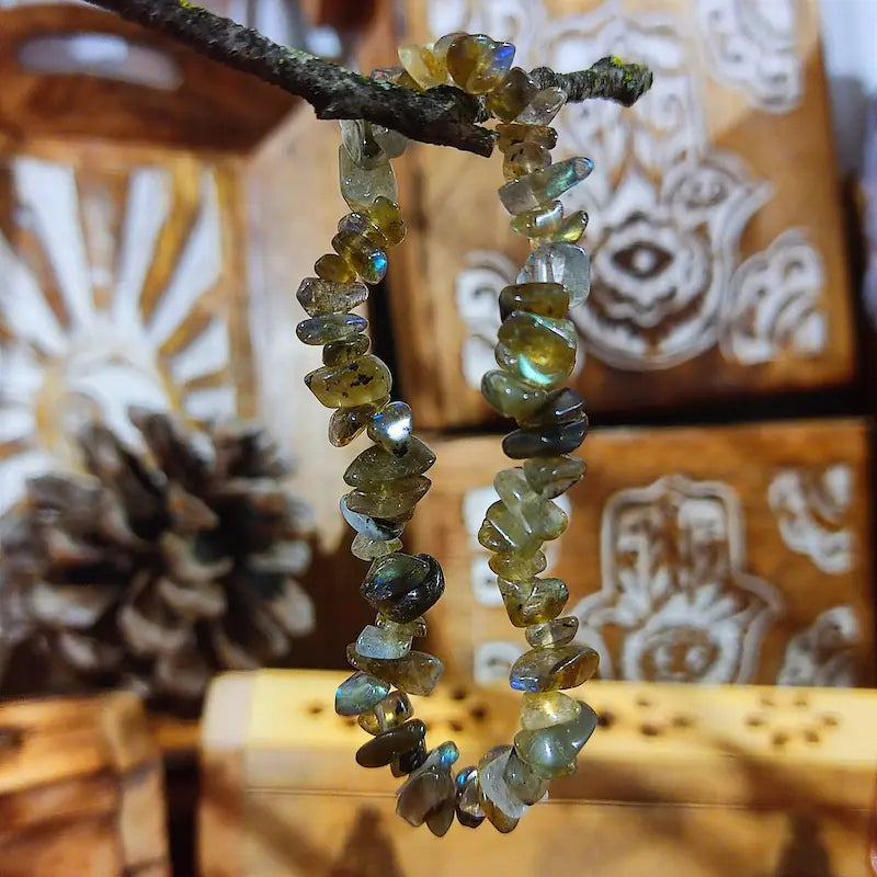 Labradorita Natural. Caracterizada por su deslumbrante iridiscencia, es una piedra de transformación que protege contra energías negativas, estimula la intuición, fortalece el campo áurico y aporta confianza en uno mismo.