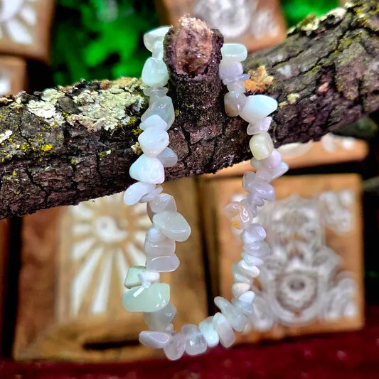 Encuentra la claridad emocional con la Piedra Luna Natural. Con sus tonos iridiscentes y su suave energía reconfortante, es el amuleto perfecto para fomentar la intuición, el equilibrio y la conexión con la energía femenina a lo largo del tiempo.