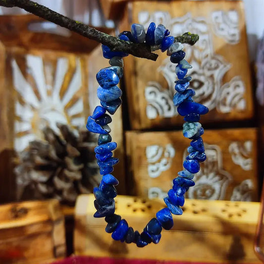 Conecta con tu voz interior con la Sodalita Natural. Con su cautivador color azul y sus destellos blancos, es el símbolo definitivo de calma y autoexploración, ideal para abrir el tercer ojo, armonizar la expresión y encontrar paz mental.