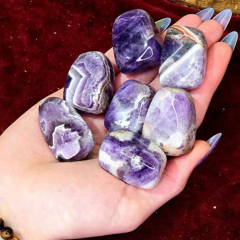 Encuentra la paz interior con nuestro Rodado de Amatista Natural. Conocida como la piedra de la armonía y vinculada al sexto chakra, ayuda a calmar los pensamientos, propicia la conexión intuitiva, favorece el buen dormir y aporta entereza ante el estrés.