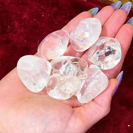 Eleva tu vibración con nuestro Rodado de Cuarzo Cristal Natural. Reconocido como el maestro sanador, amplifica la energía, aporta claridad mental y potencia las propiedades de otros minerales, siendo la gema esencial para cualquier práctica holística.