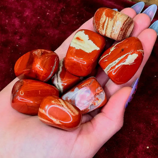 Conecta con tu fuerza interior con nuestro Rodado de Jaspe Rojo Natural. Asociado al primer chakra y dotado de un intenso color rojo, promueve el arraigo, energiza el organismo, aporta estabilidad emocional y te invita a enfrentar los desafíos con absoluta determinación.