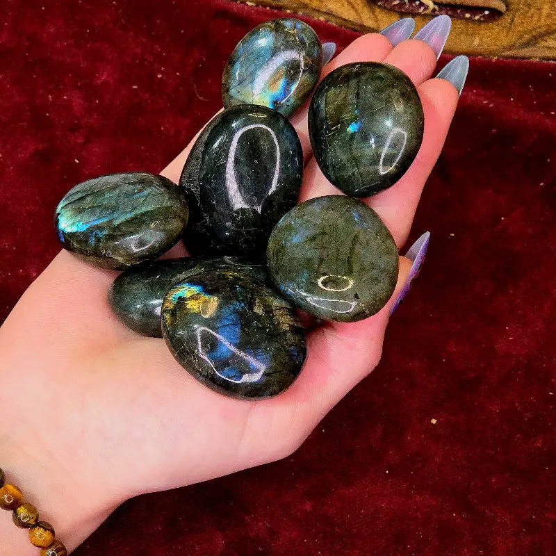 Explora tu potencial más profundo con nuestro Rodado de Labradorita Natural. Caracterizada por su deslumbrante iridiscencia, es una piedra de transformación que protege contra energías negativas, estimula la intuición, fortalece el campo áurico y aporta confianza en uno mismo.