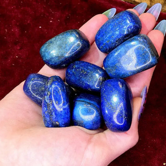 Explora la claridad mental y el autoconocimiento con nuestro Rodado de Lapislázuli Natural. Considerado una piedra de purificación y expansión, potencia la comunicación consciente, equilibra el subconsciente y aporta una profunda paz interi