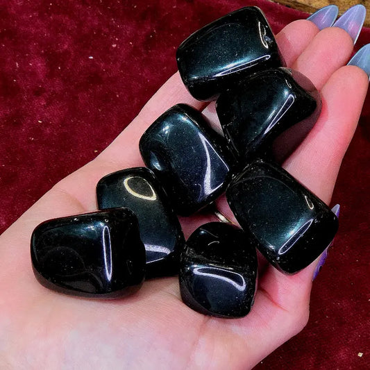 Conecta con tu fuerza interior con el Ónix Negro Natural. Caracterizado por su elegante color negro y brillo misterioso, es la piedra de la autoconfianza y la resiliencia, ideal para mantener la calma ante grandes responsabilidades y superar los desafíos con seguridad.