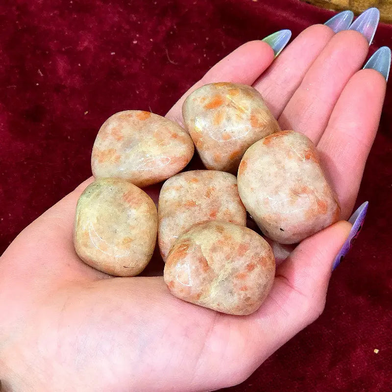 Conecta con el optimismo y la vitalidad con nuestro Rodado de Piedra Sol Natural. Su brillo iridiscente refleja una energía sumamente positiva, siendo el amuleto perfecto para aumentar la autoestima, equilibrar el plexo solar y atraer prosperidad.