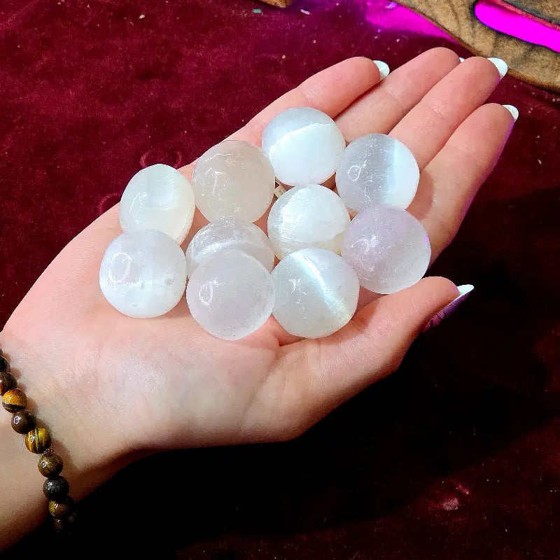 Armoniza tu espacio con nuestro Rodado de Selenita Natural. Reconocido como un potente limpiador y amplificador energético, aporta calma y claridad mental, siendo ideal para meditación, Reiki y para limpiar y cargar tus otros minerales.