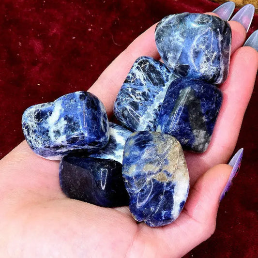 Conecta con tu voz interior con nuestro Rodado de Sodalita Natural. Con su cautivador color azul y sus destellos blancos, es el símbolo definitivo de calma y autoexploración, ideal para abrir el tercer ojo, armonizar la expresión y encontrar paz mental.