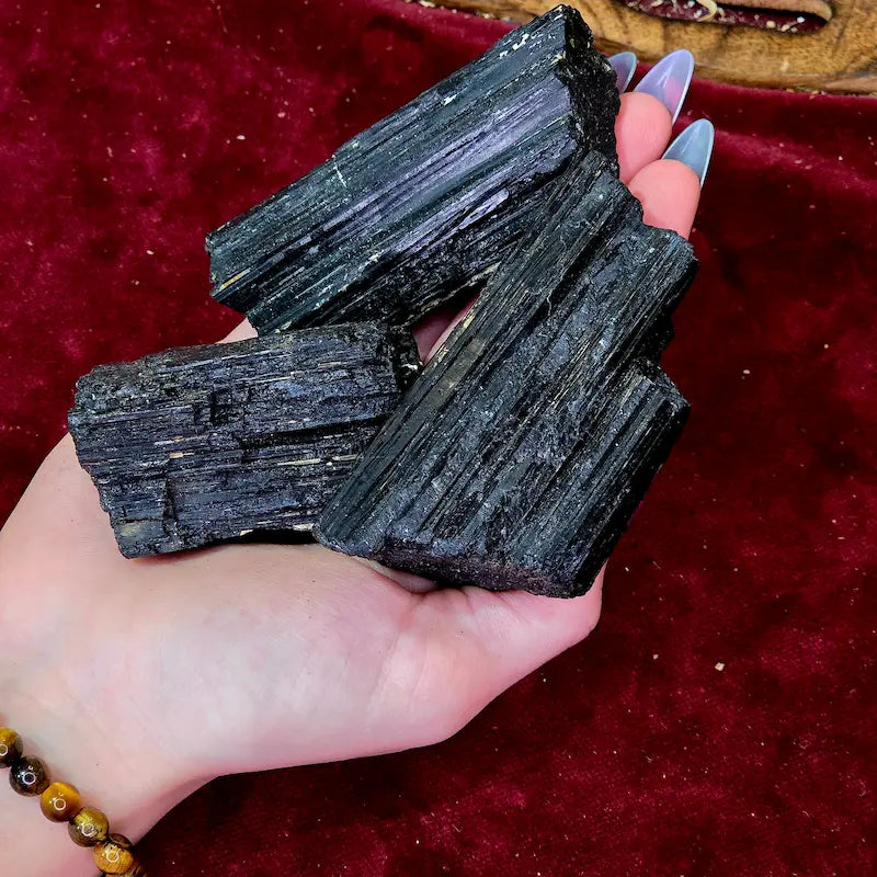 Un amuleto mineral de defensa y calma profunda para blindar tu energía frente a las densidades del entorno.
Neutraliza energías negativas y encuentra la estabilidad con nuestro Rodado de Turmalina Negra Natural. Reconocida como la piedra de la defensa por excelencia, aporta serenidad interior y equilibrio mental, siendo perfecta para llevar contigo o usar en meditación.