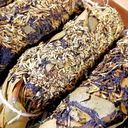 El aroma de Romero es pura frescura, protección y vitalidad para tu mente y tus espacios. Con sus notas herbales, intensas y sumamente distintivas, esta planta sagrada actúa como un potente despertador para el cerebro y un escudo purificador para el hogar. Es la esencia ideal si buscas despejar la pesadez mental, renovar el aire de tu rincón favorito y elevar la vibración hacia un estado de paz absoluta