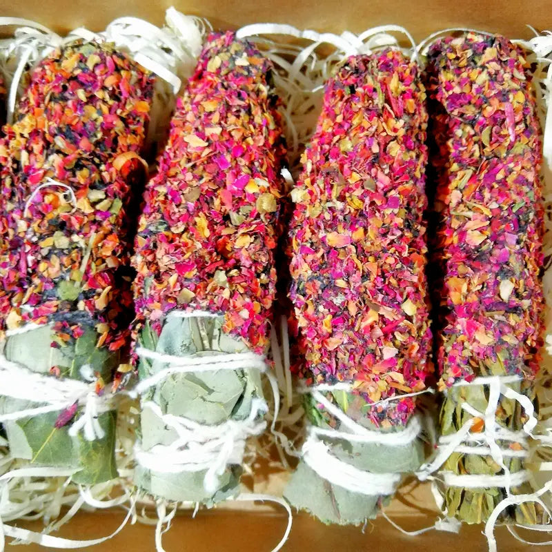 El aroma de Rosa es la máxima expresión de la alta vibración, la belleza y la apertura del corazón. Su fragancia floral, dulce y deliciosamente penetrante actúa de inmediato sobre el alma, disipando la melancolía y el cansancio emocional. Es la esencia perfecta para envolver tu hogar en una atmósfera de pura luz, donde el amor propio y la armonía fluyen de manera natural.