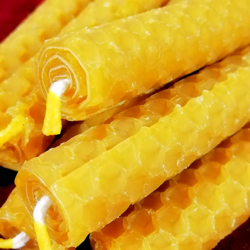 Un pilar de luz dorada y profunda energía para sostener tus rituales más potentes en los días maestros. Potencia tus intenciones con nuestras Velas de Miel de 1.5.x10cm. Elaboradas a mano con cera de abeja pura, su formato grande y de larga duración es ideal para los rituales de abundancia y apertura de caminos de los días 11 y 22.