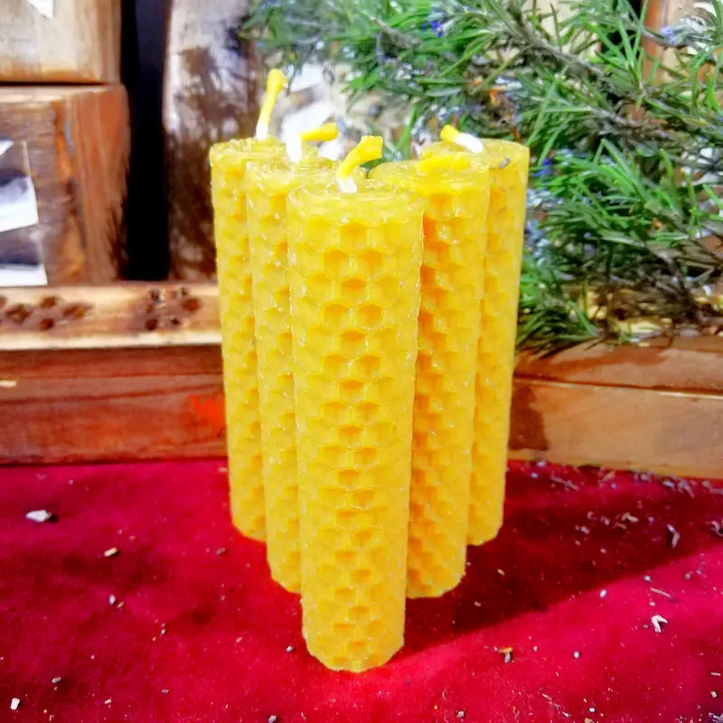 Un pilar de luz dorada y profunda energía para sostener tus rituales más potentes en los días maestros. Potencia tus intenciones con nuestras Velas de Miel de 2.x10cm. Elaboradas a mano con cera de abeja pura, su formato grande y de larga duración es ideal para los rituales de abundancia y apertura de caminos de los días 11 y 22.