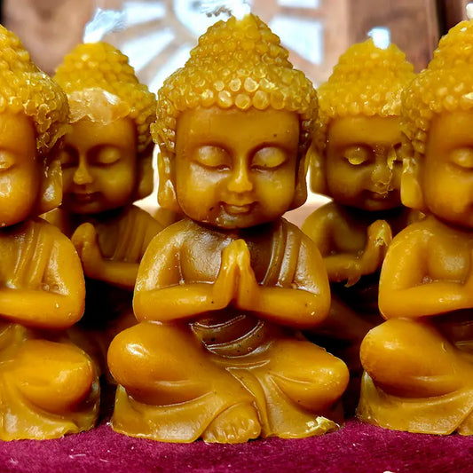 Invoca la serenidad, la iluminación y la dulce abundancia en las fechas clave de manifestación. Profundiza en tu práctica espiritual con nuestras Velas de Buda de Miel y Cera de Abeja. Creadas artesanalmente para ser encendidas los días 11 y 22, combinan la energía de paz de Buda con la pureza de la colmena para aquietar la mente, elevar tu vibración y atraer la fortuna.