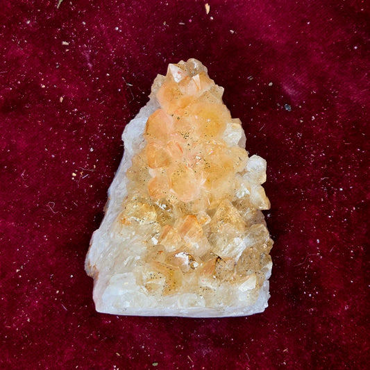 Drusa de Citrino con base 392g – Energía Positiva, Abundancia y Vitalidad