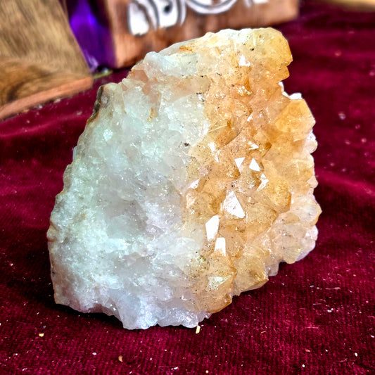 Drusa de Citrino con base 308g – Energía Positiva, Abundancia y Vitalidad