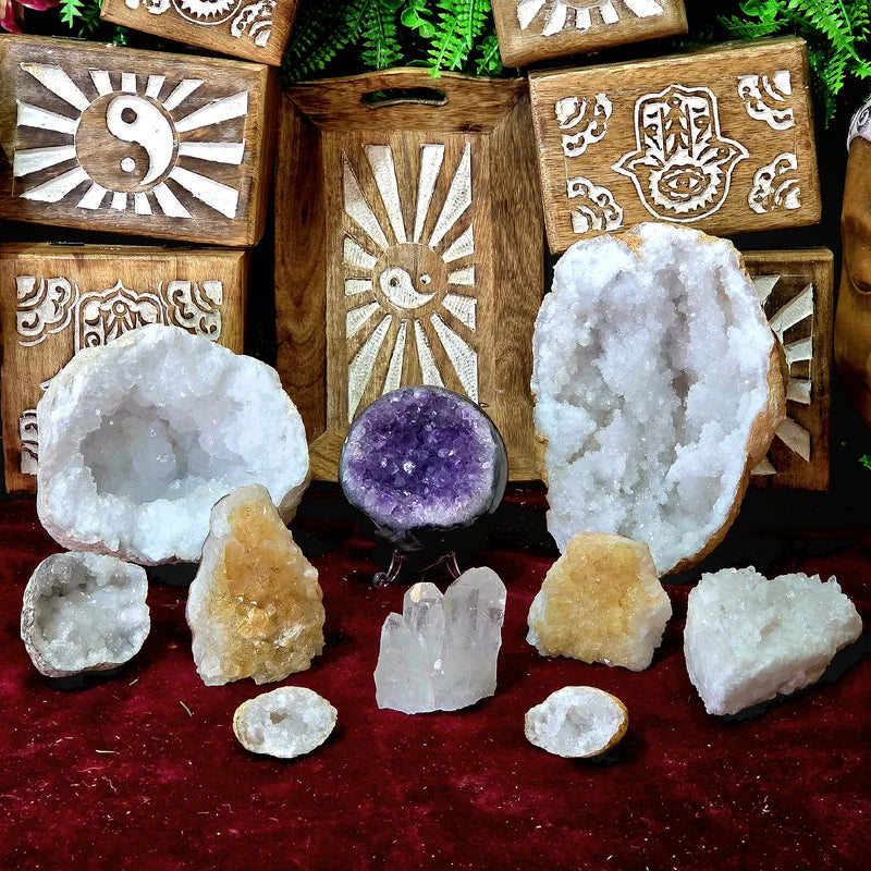 drusas de minerales naturales, geodas de cuarzo blanco y puntas de minerales naturales y energeticos arcania artesania