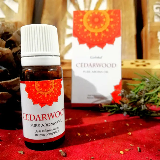 El aroma de Cedro es un viaje directo a la profundidad de los bosques milenarios. Con sus notas marcadamente amaderadas, cálidas, resinosas y masculinas, esta esencia es venerada desde la antigüedad como un símbolo de fuerza, nobleza y protección espiritual. Es la fragancia definitiva si buscas un ambiente de "enraizamiento" (conexión con la tierra), ideal para estabilizar tus emociones, limpiar la mente del ruido cotidiano y llenar tu hogar de una calidez majestuosa y protectora. 
