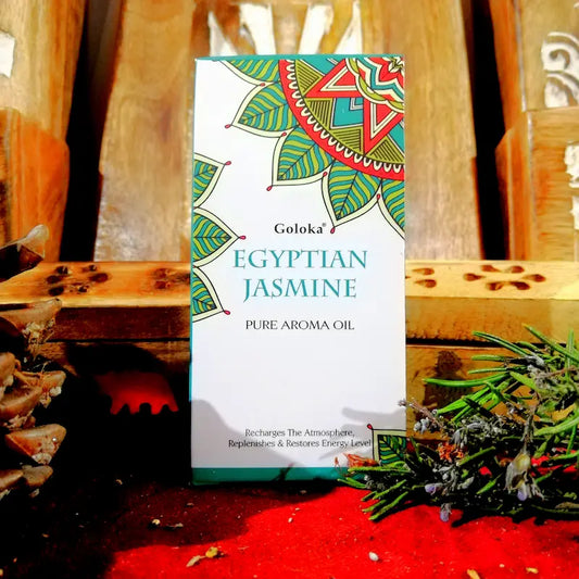 El aroma de Jazmín es una auténtica caricia para el alma y los sentidos. Conocido en el mundo esotérico como el aroma del optimismo y la belleza, esta fragancia dulce, floral y exquisitamente embriagadora tiene el poder inmediato de elevar la vibración de cualquier espacio. Es la esencia perfecta para transformar tu hogar en un rincón lleno de luz, donde la alegría, la confianza y la buena fortuna fluyen sin esfuerzo. 