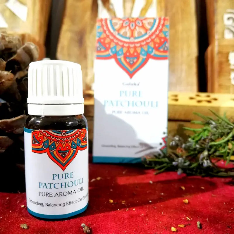 El aroma de Patchouli es un viaje místico hacia las tierras de Indonesia. Con su inconfundible fragancia terrosa, exótica y sutilmente dulce, esta esencia ancestral es famosa por su capacidad para enraizar la energía y calmar la mente. Es el aliado perfecto si buscas crear un espacio sagrado en tu hogar, disipar las p