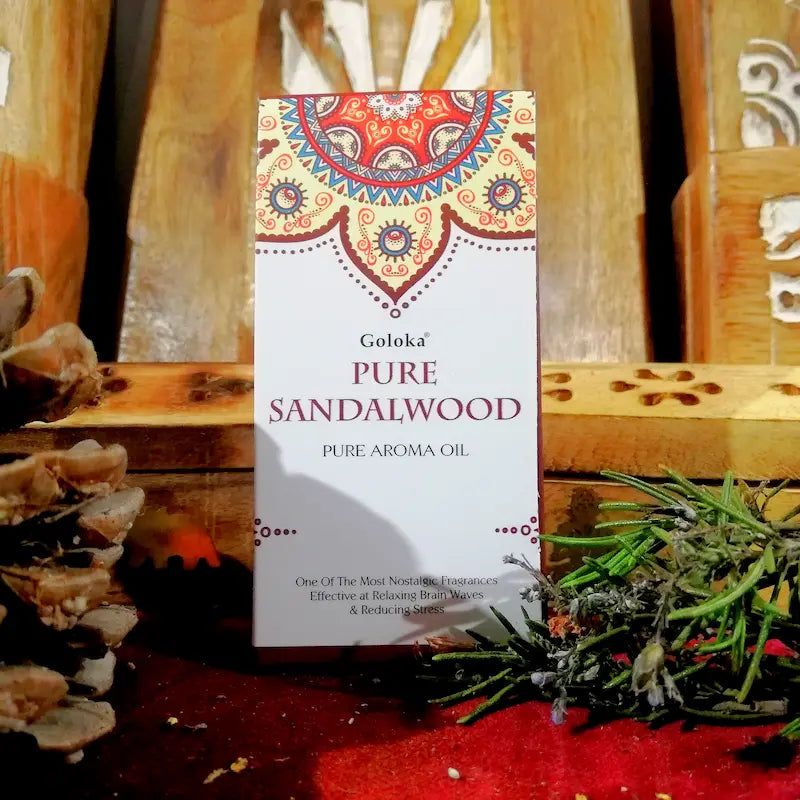 El aroma de Sándalo es una de las fragancias más sagradas, nobles y antiguas del mundo. Con sus notas cálidas, amaderadas y sutilmente suaves, esta esencia tiene una vibración espiritual altísima, capaz de limpiar el ruido mental de inmediato. Es el aroma perfecto si buscas transformar tu espacio en un lugar de respeto, calma profunda y claridad, elevando la energía ambiental hacia la armonía absoluta.