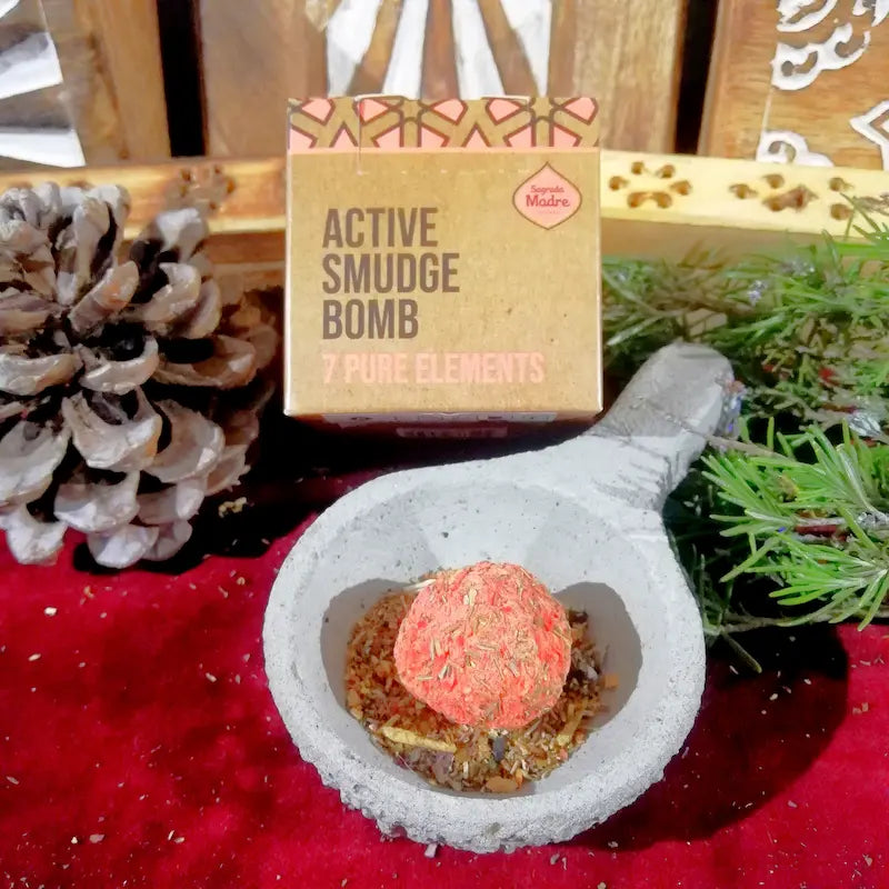 El aroma 7 Elementos es una de las fórmulas más completas, místicas y potentes de la alta cosmética esotérica. Esta fragancia sagrada fusiona la vibración de las siete fuerzas fundamentales de la naturaleza y el cosmos (Tierra, Agua, Fuego, Aire, Éter, Tiempo y Espacio). El resultado es un humo majestuoso y equilibrado, diseñado para actuar como una llave maestra espiritual capaz de resetear tu campo áurico
