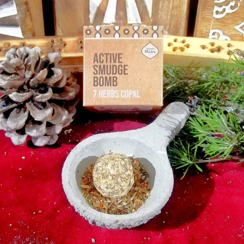 El aroma 7 Hierbas es una magistral sinergia esotérica que reúne el poder, los secretos y las virtudes del reino vegetal en un solo humo sagrado. Esta combinación de plantas medicinales y místicas actúa como una poderosa fórmula medicinal para el alma y el espacio. Es la esencia definitiva si buscas una renovación absoluta, un reseteo energético completo y una atmósfera donde la mente, el espíritu y la intuición puedan expandirse sin límites ni ataduras.