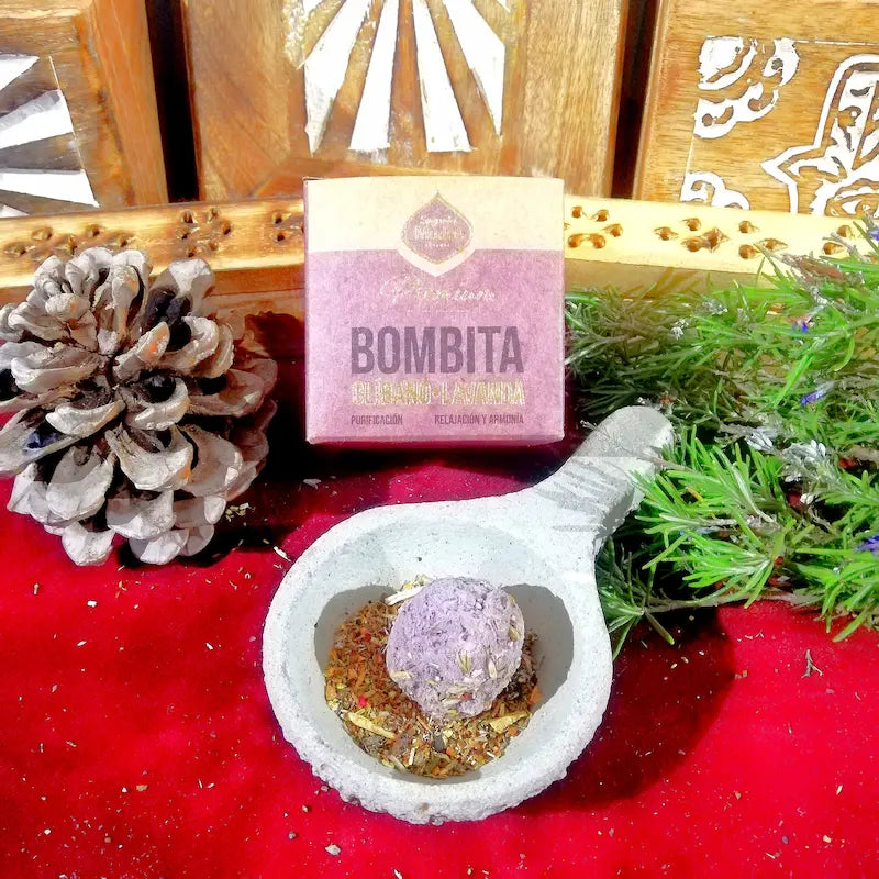 El aroma de Lavanda es el bálsamo de paz por excelencia para el cuerpo, la mente y el espíritu. Con sus notas florales, frescas y limpias, esta esencia es mundialmente reconocida por su capacidad para disolver la tensión en cuestión de segundos. Es el aliado perfecto para transformar tu hogar en un oasis de serenidad absoluta, descargando las malas vibraciones cotidianas y restaurando el equilibrio donde más lo necesitas. 