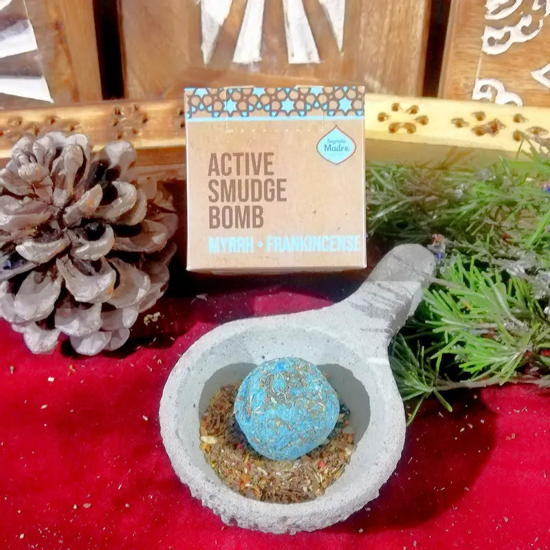 El aroma de Mirra es una de las esencias más místicas, antiguas y veneradas de la historia humana. Considerada desde la antigüedad como un regalo digno de reyes y divinidades, esta resina sagrada desprende una fragancia cálida, resinosa y profundamente espiritual. Es el protector definitivo para tu hogar o negocio, diseñado para levantar un escudo infranqueable de luz y transmutar cualquier rastro de negatividad en pura armonía. 
