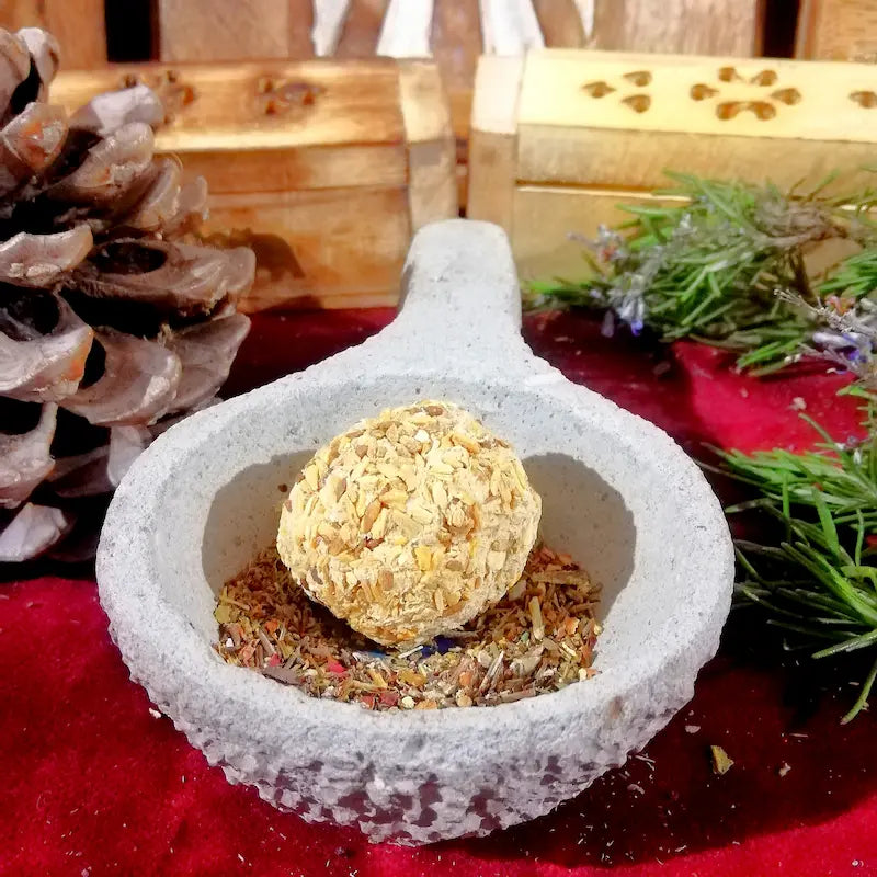 El Palo Santo, conocido ancestralmente como "madera sagrada", es uno de los purificadores energéticos más poderosos de la naturaleza. Originario de América del Sur, su inconfundible aroma dulce, amaderado y sutilmente cítrico actúa como un escudo inmediato en tu hogar. Es la esencia perfecta para transmutar las bajas vibraciones, proteger tu espacio de influencias indeseadas y restaurar una atmósfera de paz, sanación y luz. 