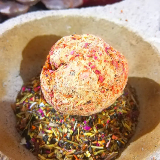 El aroma de Rosa es la máxima expresión de la alta vibración, la belleza y la apertura del corazón. Su fragancia floral, dulce y deliciosamente penetrante actúa de inmediato sobre el alma, disipando la melancolía y el cansancio emocional. Es la esencia perfecta para envolver tu hogar en una atmósfera de pura luz, donde el amor propio y la armonía fluyen de manera natural.