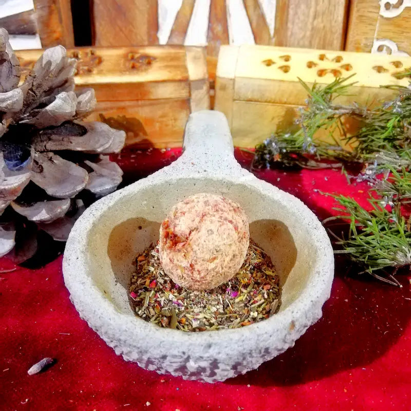 El aroma de Rosa es la máxima expresión de la alta vibración, la belleza y la apertura del corazón. Su fragancia floral, dulce y deliciosamente penetrante actúa de inmediato sobre el alma, disipando la melancolía y el cansancio emocional. Es la esencia perfecta para envolver tu hogar en una atmósfera de pura luz, donde el amor propio y la armonía fluyen de manera natural.