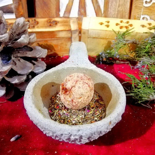 El aroma de Rosa es la máxima expresión de la alta vibración, la belleza y la apertura del corazón. Su fragancia floral, dulce y deliciosamente penetrante actúa de inmediato sobre el alma, disipando la melancolía y el cansancio emocional. Es la esencia perfecta para envolver tu hogar en una atmósfera de pura luz, donde el amor propio y la armonía fluyen de manera natural.